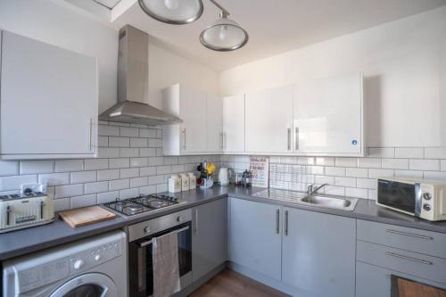 Phenix Central - Huge 3 Bed, Super Equipped Apartment.