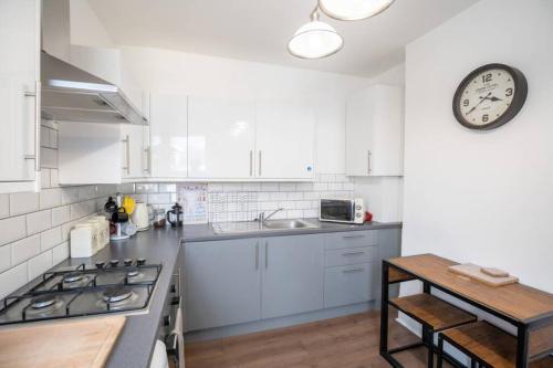 Phenix Central - Huge 3 Bed, Super Equipped Apartment.