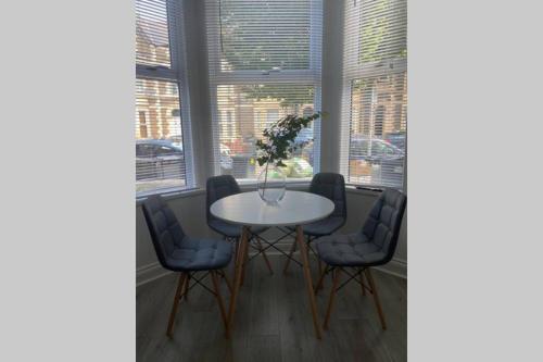 Modern Funky Cardiff Apartment With Free Parking