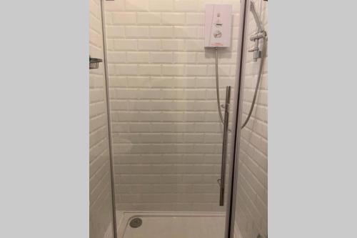 Modern Funky Cardiff Apartment With Free Parking