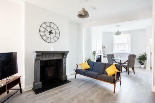 Free Parking - Comfy 3bed House - 8mins To Centre!