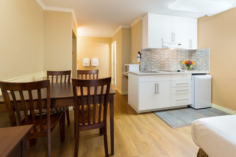 Hotel Kelowna Inn & Suites