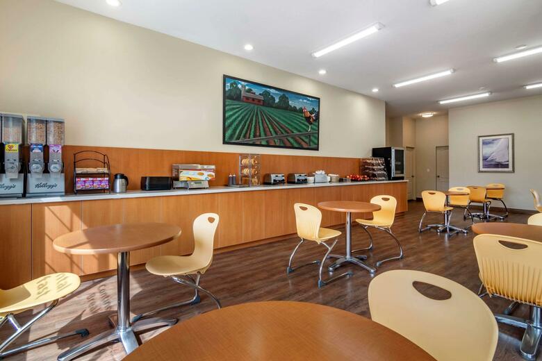 Hotel Kelowna Inn & Suites
