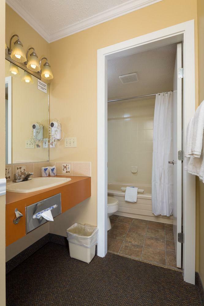Hotel Kelowna Inn & Suites