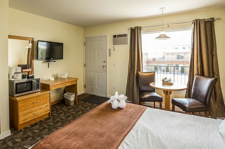 Oasis Inn (formerly Known As Chinook And Oasis Motel)