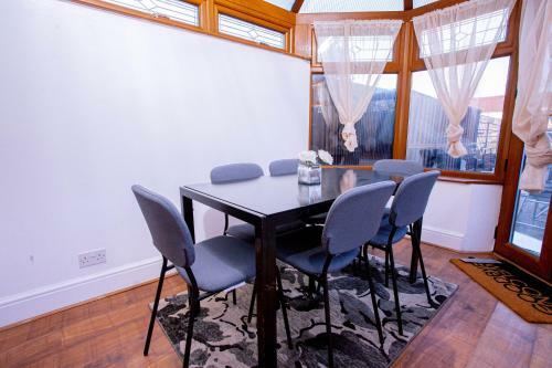 The Sapphire, Cosy & Comfy 3 Bed House-city Centre