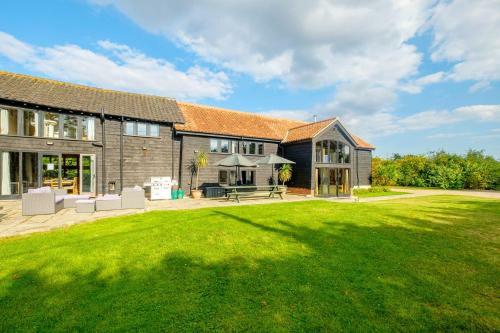 Old Hall Barn