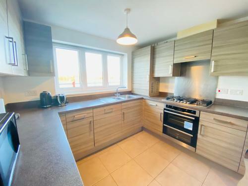 Modern 4-bed House With Picturesque Lakeside View