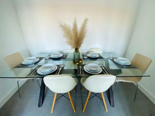 Modern 4-bed House With Picturesque Lakeside View