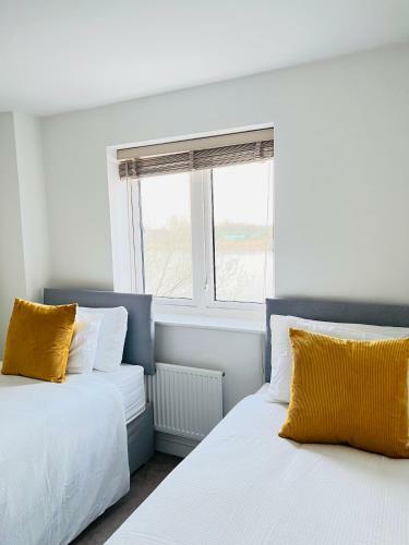 Modern 4-bed House With Picturesque Lakeside View