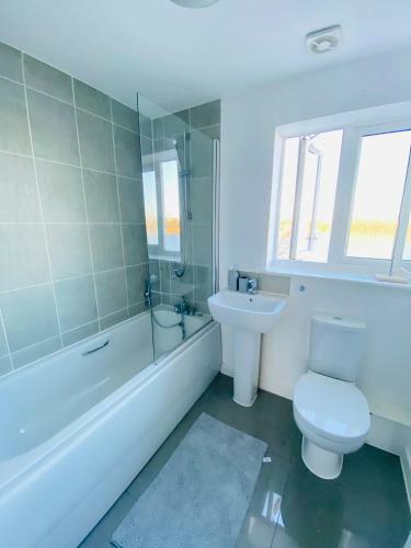 Modern 4-bed House With Picturesque Lakeside View