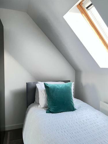 Modern 4-bed House With Picturesque Lakeside View