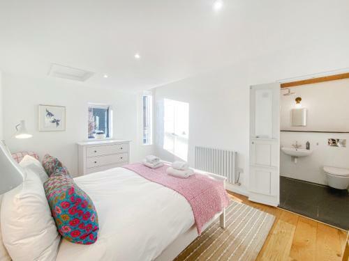 Contemporary Barn Conversion In Rural Suffolk - 4