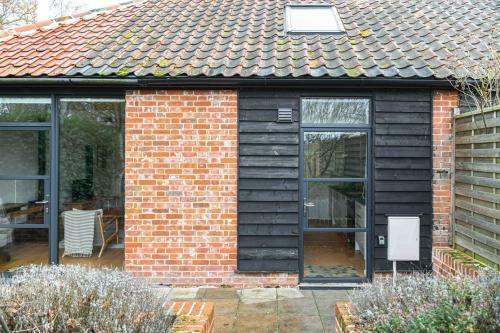 Contemporary Barn Conversion In Rural Suffolk - 4
