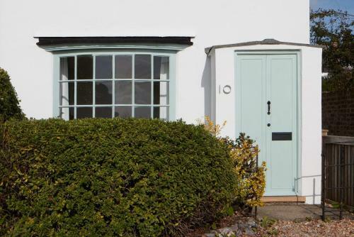 A Cool Coastal Retreat On Kingsdown Beach - The White House
