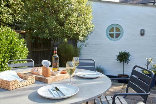 A Cool Coastal Retreat On Kingsdown Beach - The White House