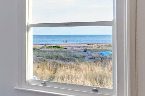 A Cool Coastal Retreat On Kingsdown Beach - The White House