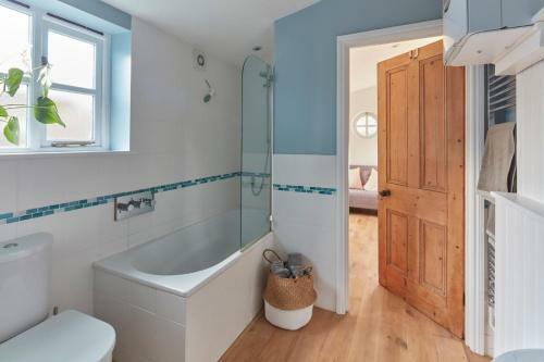 A Cool Coastal Retreat On Kingsdown Beach - The White House