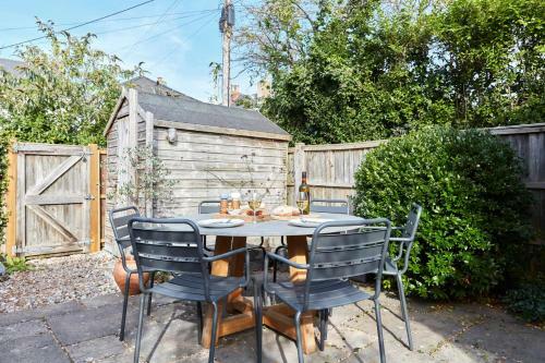 A Cool Coastal Retreat On Kingsdown Beach - The White House