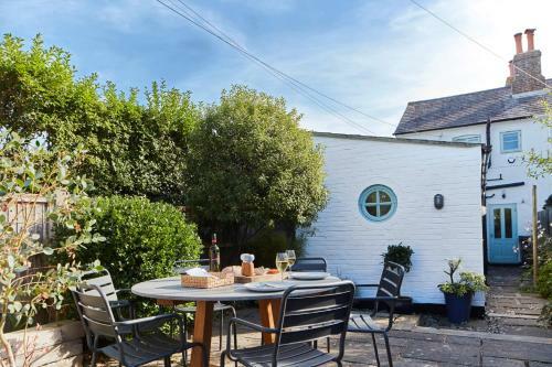 A Cool Coastal Retreat On Kingsdown Beach - The White House