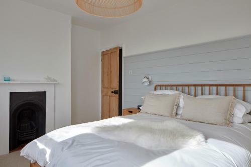 A Cool Coastal Retreat On Kingsdown Beach - The White House
