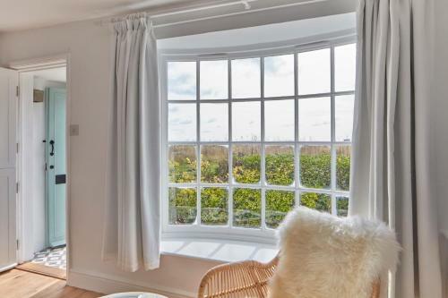 A Cool Coastal Retreat On Kingsdown Beach - The White House