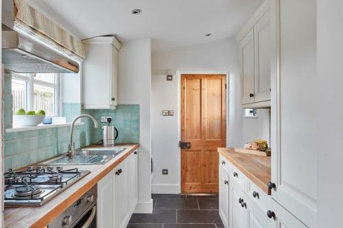 A Cool Coastal Retreat On Kingsdown Beach - The White House