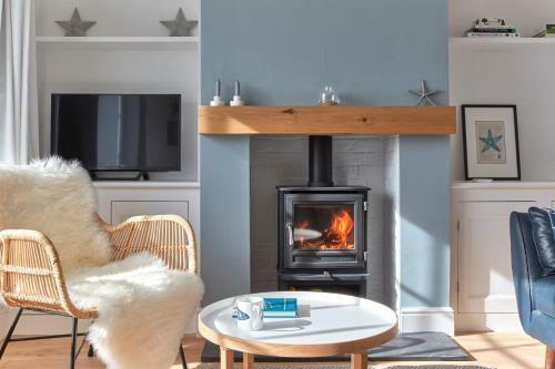A Cool Coastal Retreat On Kingsdown Beach - The White House