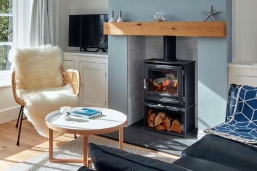 A Cool Coastal Retreat On Kingsdown Beach - The White House