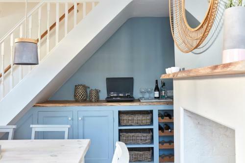 A Cool Coastal Retreat On Kingsdown Beach - The White House