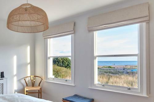 A Cool Coastal Retreat On Kingsdown Beach - The White House