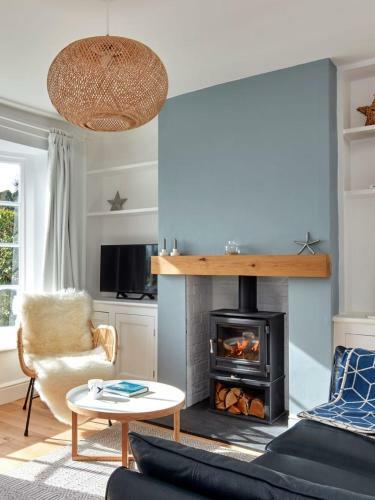 A Cool Coastal Retreat On Kingsdown Beach - The White House