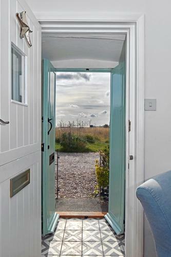 A Cool Coastal Retreat On Kingsdown Beach - The White House