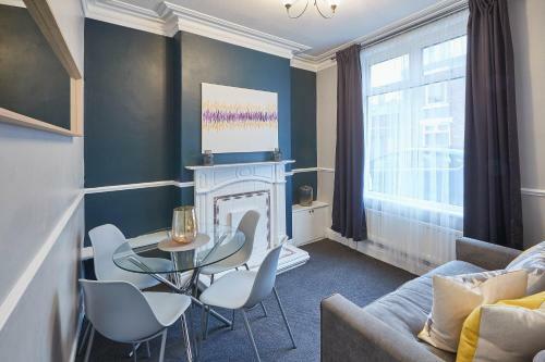 Eskdale House 3 Or 4 Bed Setup And Sofa Workstays Uk