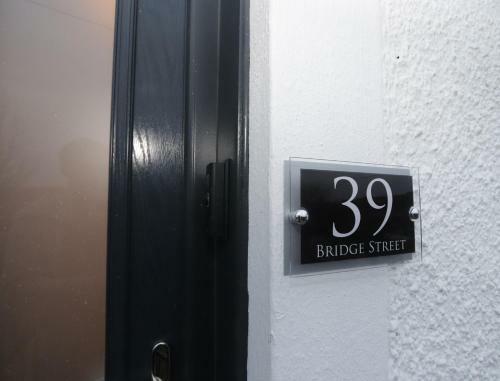 Dollar Apartments-39 Bridge Street