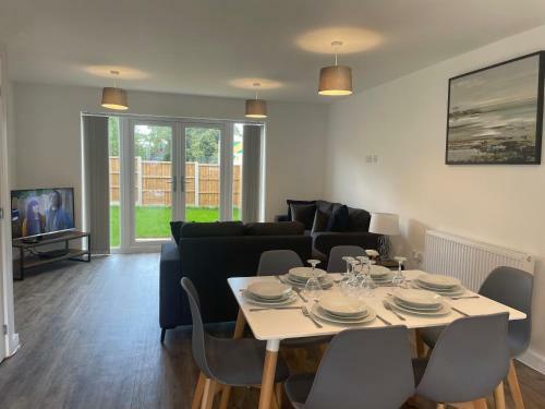 Modern, Spacious 3 Bed House With Parking & Wifi!