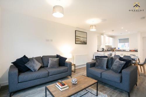 Modern, Spacious 3 Bed House With Parking & Wifi!