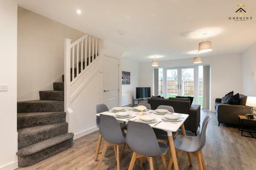 Modern, Spacious 3 Bed House With Parking & Wifi!