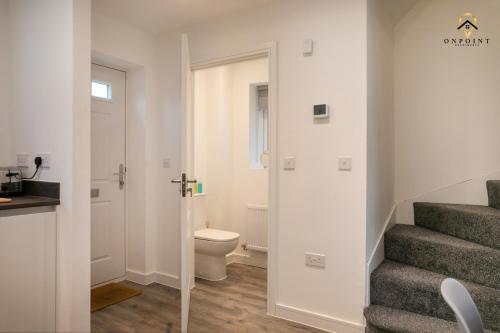 Modern, Spacious 3 Bed House With Parking & Wifi!