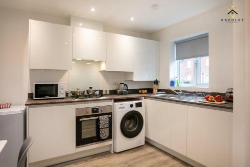 Modern, Spacious 3 Bed House With Parking & Wifi!