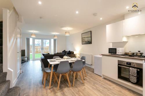 Modern, Spacious 3 Bed House With Parking & Wifi!