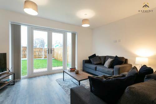 Modern, Spacious 3 Bed House With Parking & Wifi!