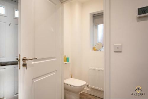 Modern, Spacious 3 Bed House With Parking & Wifi!