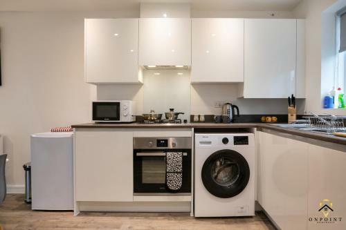 Modern, Spacious 3 Bed House With Parking & Wifi!