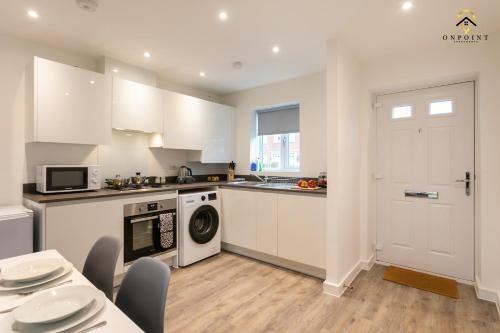 Modern, Spacious 3 Bed House With Parking & Wifi!