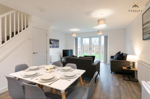 Modern, Spacious 3 Bed House With Parking & Wifi!