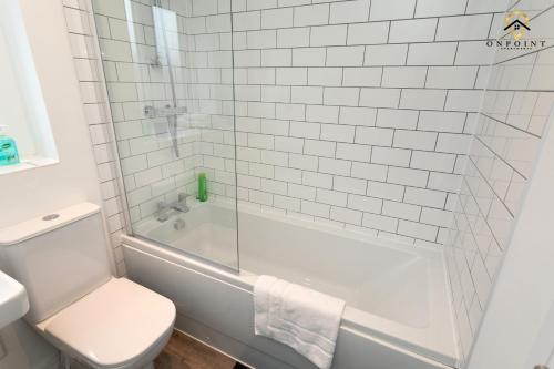 Modern, Spacious 3 Bed House With Parking & Wifi!