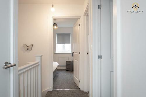 Modern, Spacious 3 Bed House With Parking & Wifi!