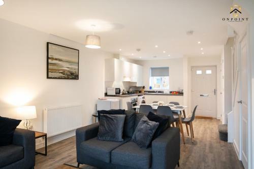 Modern, Spacious 3 Bed House With Parking & Wifi!