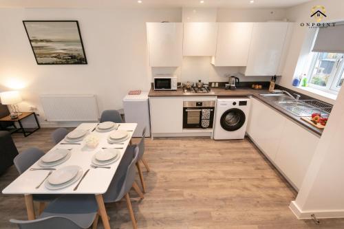 Modern, Spacious 3 Bed House With Parking & Wifi!